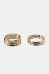 Pack de pulseras rígidas de metal dorado con diseño minimalista y acabado brillante.