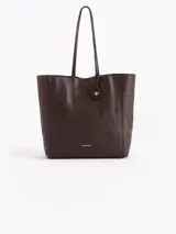 Cartera shopper amplia de cuero marrón, con grabado en bajo relieve de abejas en toda la superficie, doble asa fina de hombro y tag colgante con dije dorado de abeja. Cuenta con el logo de la marca impreso en dorado en la parte inferior.