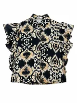 Camisa sin mangas de diseño estampado en tonos negro y tostado, con cuello camisero, cierre frontal de botones y volados en los hombros.