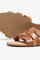 Sandalias planas Only de efecto cuero color marrón, con diseño de tiras cruzadas en el empeine, punta almendra y suela de caucho termoplástico.