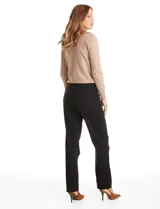 Pantalón de corte recto y entallado, color verde militar, con cintura ancha de soporte y nervadura central vertical que estiliza la silueta. Cuenta con frente limpio y bolsillos posteriores simulados.