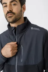 Campera de polar con cierre frontal completo, cuello alto y bolsillo en el pecho con cierre. Presenta un diseño combinado con paneles de tela técnica en la parte superior y polar en el resto de la prenda, con logo de la marca Benson & Thomas estampado en el hombro.