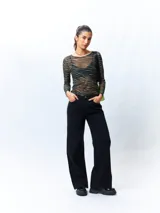 Top de manga larga con cuello a la base, estampado con diseño de cebra en tonos verde y marrón, con sutil transparencia.