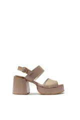 Sandalia de cuero color visón con plataforma y taco cuadrado. Ajuste con hebilla dorada lateral.
