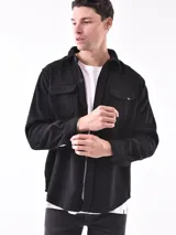 Sobrecamisa a cuadros azul y gris con cuello clásico, cierre frontal con botones, dos bolsillos con solapa abotonada en el pecho y puños abotonados.