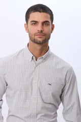 Camisa sport de manga larga a cuadros con cuello abotonado, bolsillo en el pecho con logo bordado y cierre frontal de botones.
