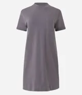 Vestido corto de cuello redondo y manga corta con dobladillo, confeccionado en tejido de punto de algodón. Presenta un diseño básico con un pequeño bolsillo aplicado en el pecho.