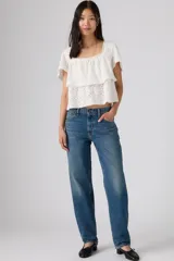 Pantalón de jean azul de tiro medio, con corte holgado y diseño taper.