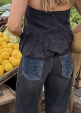 Jean de corte balloon de tiro medio-alto, con pierna ancha y diseño de cinco bolsillos en denim azul clásico.
