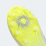 Championes de fútbol Adidas F50 Sparkfusion League de corte medio, diseñados para terreno firme y pasto sintético. Presentan un exterior de material sintético y tela en color blanco con detalles en amarillo neón y plateado, cuello tejido ajustado y suela Sprintplate Fusion para mayor tracción.