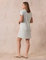 Camisón corto de tejido soft estampado, marca René Rofé. Tiene escote redondo con abertura y mangas cortas.