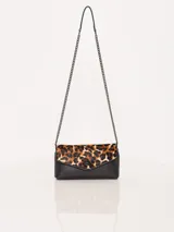 Cartera sobre de cuero vacuno graneado color negro con solapa de pelo vacuno con estampado animal print. Tiene correa de cadena metálica desmontable con hombrera de cuero, forro de tejido jacquard y bolsillo plaqué interior.