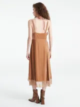 Vestido lencero largo color marrón, de terciopelo con breteles finos regulables y detalles de encaje en escote y ruedo.