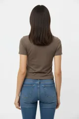 Remera de algodón y elastano, de corte ajustado al cuerpo, con cuello alto y mangas cortas.