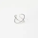 Anillo plateado con diseño de líneas cruzadas.