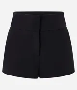 Micro short de sastrería negro, de tiro alto y corte ajustado, confeccionado en poliéster con elastano, con pretina ancha cruzada en el delantero.