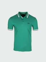 Remera polo de algodón color gris oscuro, marca Boss, modelo Paddy. Corte regular fit, cuello y puños con ribete doble en blanco y gris. Logo bordado en el pecho.