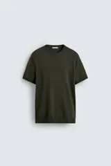 Camiseta de punto de corte regular, confeccionada en una mezcla de viscosa. Presenta cuello redondo y mangas cortas con acabados en rib.