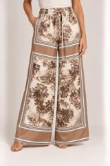 Palazzo de pierna ancha con estampa de estilo pañuelo en tonos beige y chocolate, cintura elástica con cordón ajustable y diseño fluido.