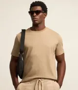 Remera de manga corta y cuello redondo, confeccionada en algodón peruano de alta calidad. Presenta un diseño liso y corte cómodo, ideal para uso diario.