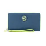 Fichero grande tipo billetera, color azul marino, con ribetes y pulsera de mano en color verde lima. Presenta un parche circular en el frente con el texto "EXTRA LARGE" en verde lima.