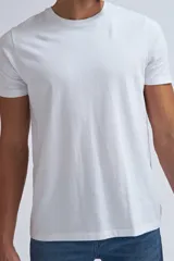 Remera de manga corta con cuello redondo, confeccionada en tejido de algodón liso de color blanco. Presenta un corte clásico y versátil.