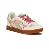 Championes Diadora Bamtelo de mujer, con base de goma color marrón, detalles en blanco off-white, tiras laterales beige, cordones fucsias y paneles laterales con estampado floreado.