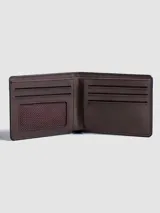 Billetera plegable de diseño clásico en color marrón con acabado tipo nobuk. Presenta costuras a la vista en los bordes y el logo de la marca grabado en la parte frontal. Cuenta con múltiples compartimentos internos para tarjetas, billetes y documentos.