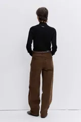 Jersey de punto fino en color negro, con cuello alto y mangas largas ajustadas.