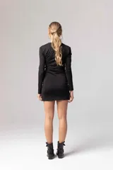 Minivestido negro de mangas largas con escote en V y frunces en la parte delantera.