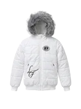 Campera puffer blanca con capucha desmontable con borde de piel sintética gris, cierre frontal, bolsillos con cierre y detalles estampados en el pecho.
