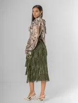 Maxi falda color beige con flecos escalonados y diseño de capas, confeccionada en tela elastizada con cintura elástica.