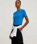 Blusa básica de viscosa y elastano de la marca Cortelle, color mostaza, con escote redondo y mangas cortas.