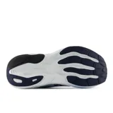 Championes de running New Balance modelo 880, color celeste claro con logo lateral en azul marino. Presentan tecnología Fresh Foam X en la entresuela para mayor amortiguación y capellada de malla técnica transpirable.