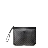 Neceser de mano con correa de muñeca, confeccionado en material sintético con estampado monograma en tonos gris y negro. Presenta detalles en cuero sintético negro en los bordes y logo metálico en la parte frontal.