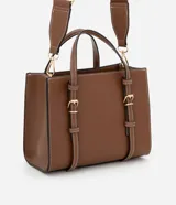 Cartera satchel mediana de color marrón, confeccionada en poliuretano con diseño estructurado, costuras en contraste y herrajes metálicos dorados. Cuenta con doble asa de mano, correas decorativas verticales con hebillas en la parte frontal y una correa larga ajustable y desmontable para llevar al hombro o cruzada.