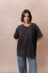 Remera de algodón con efecto lavado, de corte oversize, con cuello redondo y mangas cortas amplias.