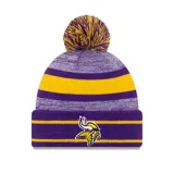 Gorro de lana tejido a rayas horizontales en color violeta, gris y amarillo, con pompón en la parte superior y logo bordado de los Minnesota Vikings en el frente.