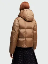 Campera puffer de plumas en color tostado, con cuello alto, cierre frontal con botones a presión y diseño acolchado de bloques cuadrados.