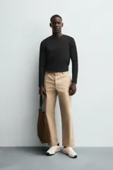Camiseta slim fit de manga larga y cuello redondo, confeccionada en tejido de algodón elastizado de color marrón oscuro.