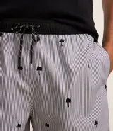 Bermuda de microfibra ligera con cintura elástica ajustable con cordón, estampado de rayas verticales y bordado de cocoteros.