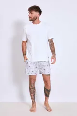 Short de baño celeste con estampado de motivos playeros en azul marino.