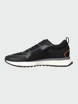 Zapatillas deportivas BOSS de color negro, con detalles en gris, suela blanca y entresuela de diseño running, confeccionadas en malla y material sintético.