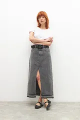 Remera blanca de manga corta con escote redondo.