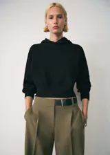 Jersey de punto fino color negro con capucha, diseño recto y manga larga con puños ajustados.
