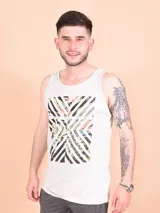 Musculosa gris jaspeado con estampado frontal geométrico y tropical, de corte estándar y cuello redondo.