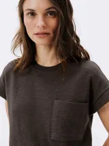 Vestido corto amarillo con cuello redondo, mangas cortas con dobladillo y bolsillo de parche en el pecho.