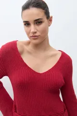 Sweater de punto acanalado color rojo, con escote en V, mangas largas acampanadas y lazo ajustable en la cintura.