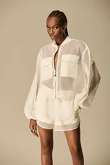 Short off-white de diseño relajado, con capa exterior de red y cintura elástica.