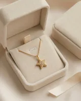 Collar de bronce con cadena fina dorada y dije en forma de estrella de mar con apliques de microzircones.